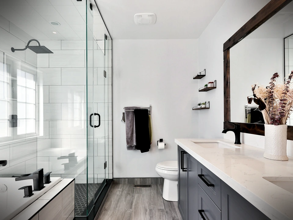 Salle de bain vétuste avant travaux